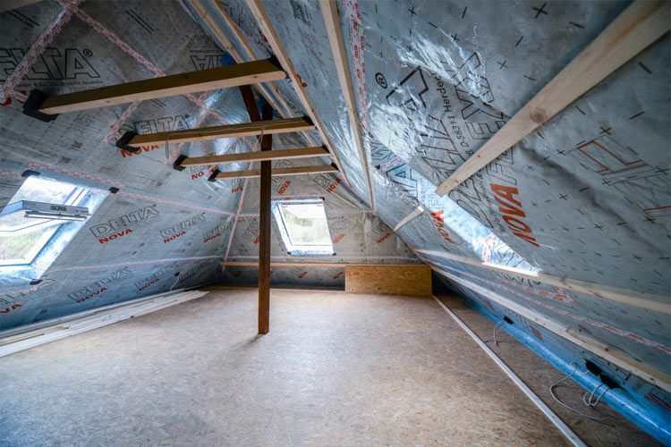 Nutzen Sie den eingebauten „Feuchte-Sensor“: die innovative Dampfbremse von DELTA®-NOVAFLEXX DELTA® - Luft- und Dampfsperren